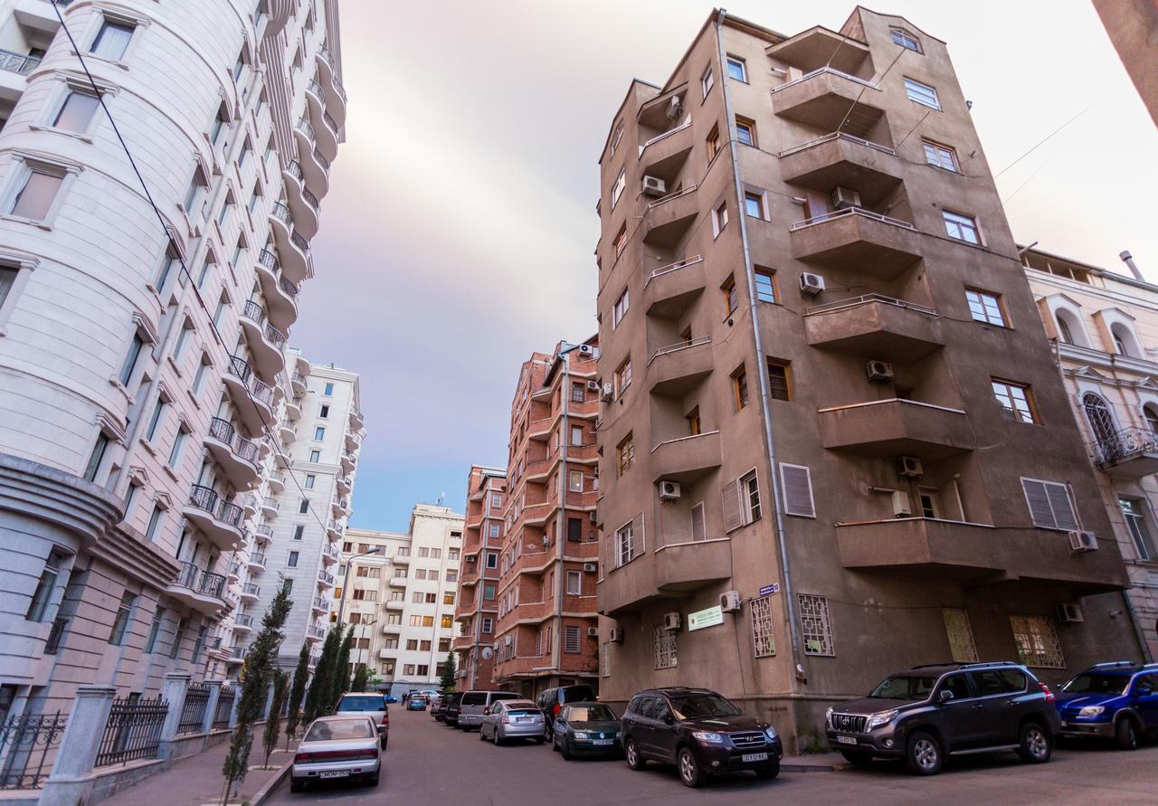 Rustaveli-Three Bedroom Apartment Tbilisi Eksteriør bilde